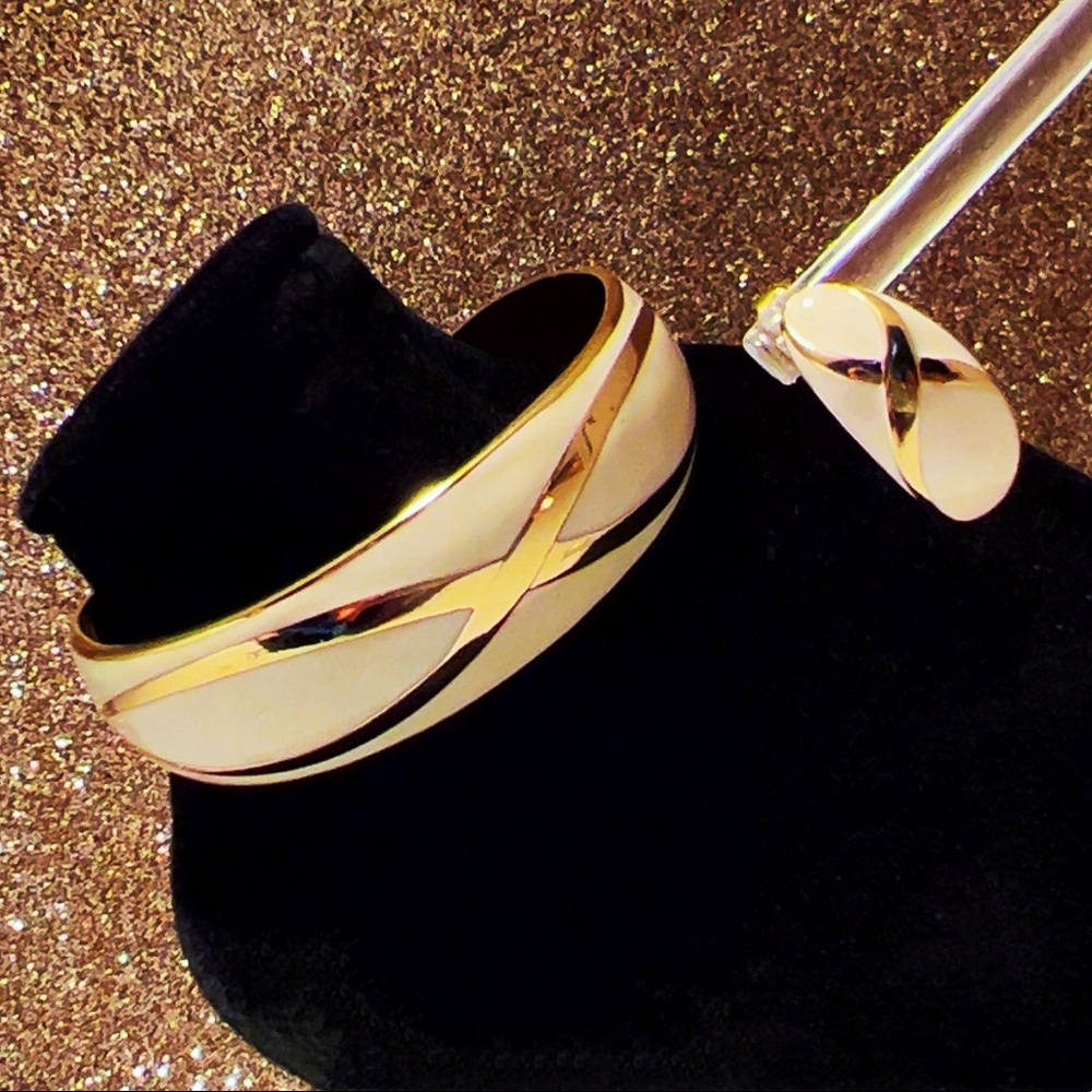 AVON Fashion Pastel 1987 Enameled w/Gold Accents & Pierced Matching Earrings - Picture 2 of 4
